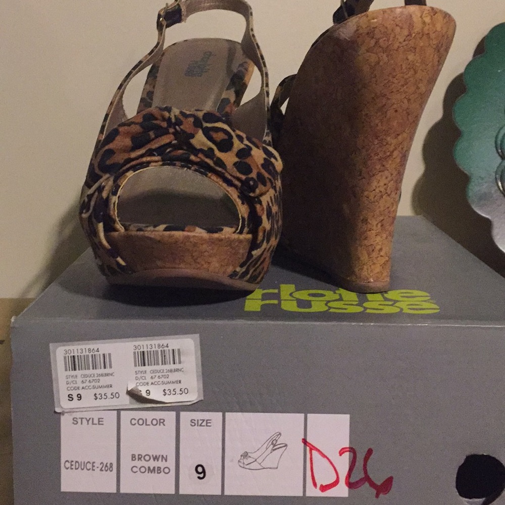 FINAL PRICE!!! Wedge cheetah sandals - Picture 3 of 3